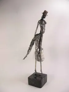 ÖZER AKTAŞ tarafından 2015 yılında 15x10x43 cm ölçülerinde Demir yontu tekniği ile yapılmıştır.