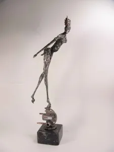 ÖZER AKTAŞ tarafından 2015 yılında 17x11x49 cm ölçülerinde Demir yontu tekniği ile yapılmıştır.