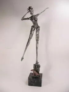 ÖZER AKTAŞ tarafından 2015 yılında 19x11x50 cm ölçülerinde Demir yontu tekniği ile yapılmıştır.