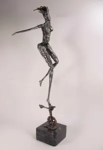 ÖZER AKTAŞ tarafından 2015 yılında 21x11x50 cm ölçülerinde Demir yontu tekniği ile yapılmıştır.