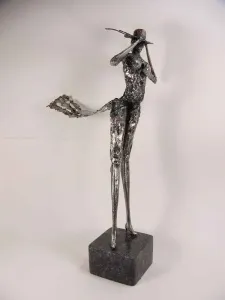 ÖZER AKTAŞ tarafından 2015 yılında 22x16x42 cm ölçülerinde Demir yontu tekniği ile yapılmıştır.