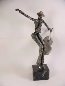 ÖZER AKTAŞ tarafından 2015 yılında 25x11x37 cm ölçülerinde Demir yontu tekniği ile yapılmıştır.