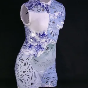 MİNE POYRAZ tarafından 2025 yılında 65x30x25 cm ölçülerinde Seramik Ajur Tekniği tekniği ile yapılmıştır.