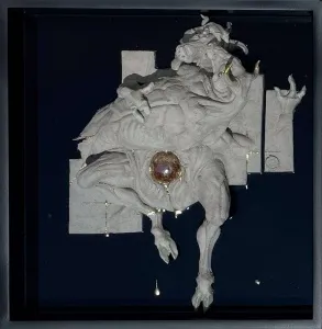 BUĞRA ÖZER tarafından 2025 yılında 60x58x12 cm ölçülerinde Stoneware kil ve epoksi, elle şekillendirme, 1200°C tekniği ile yapılmıştır.