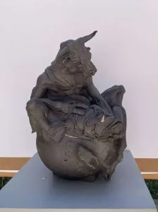 BUĞRA ÖZER tarafından 2025 yılında 40x31x32 cm ölçülerinde Stoneware kil, elle şekillendirme , 1245°C tekniği ile yapılmıştır.