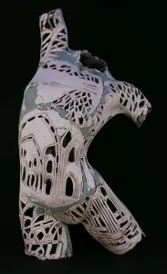 MİNE POYRAZ tarafından 2025 yılında 62x34x20 cm ölçülerinde Seramik Ajur Tekniği tekniği ile yapılmıştır.