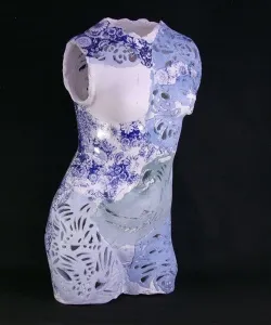 MİNE POYRAZ tarafından 2025 yılında 65x30x25 cm ölçülerinde Seramik Ajur Tekniği tekniği ile yapılmıştır.