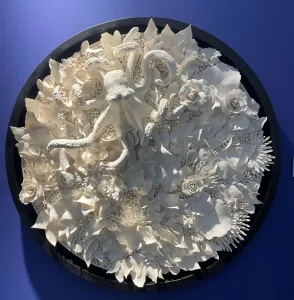 DİLA NAZ AKGÜN tarafından 2025 yılında 60x60 cm ölçülerinde Porselen elle şekillendirme tekniği ile yapılmıştır.