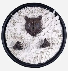 DİLA NAZ AKGÜN tarafından 2025 yılında 100x100 cm ölçülerinde Porselen elle şekillendirme tekniği ile yapılmıştır.