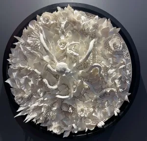 DİLA NAZ AKGÜN tarafından 2025 yılında 60x60 cm ölçülerinde Porselen elle şekillendirme tekniği ile yapılmıştır.