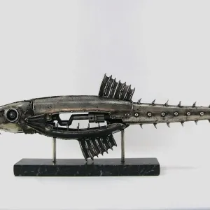 ÖZER AKTAŞ tarafından 2023 yılında 70x23x12 cm ölçülerinde Metal heykel tekniği ile yapılmıştır.