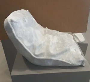 ASLIHAN TİRYAKİ tarafından 2024 yılında 33x30x23 cm ölçülerinde Taş Yontu tekniği ile yapılmıştır.