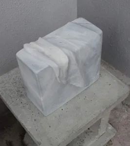 ASLIHAN TİRYAKİ tarafından 2023 yılında 37x22x28 cm ölçülerinde Taş Yontu tekniği ile yapılmıştır.