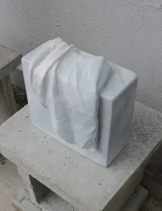 ASLIHAN TİRYAKİ tarafından 2023 yılında 37x22x28 cm ölçülerinde Taş Yontu tekniği ile yapılmıştır.