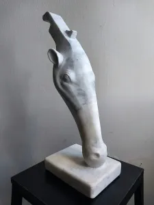 ASLIHAN TİRYAKİ tarafından 2022 yılında 62x26x24 cm ölçülerinde Taş Yontu tekniği ile yapılmıştır.