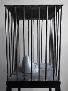 ASLIHAN TİRYAKİ tarafından 2023 yılında 50x40x40 cm ölçülerinde Metal Plaka Metal Çubuk Taş Yontu tekniği ile yapılmıştır.