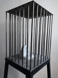 ASLIHAN TİRYAKİ tarafından 2023 yılında 50x40x40 cm ölçülerinde Metal Plaka Metal Çubuk Taş Yontu tekniği ile yapılmıştır.