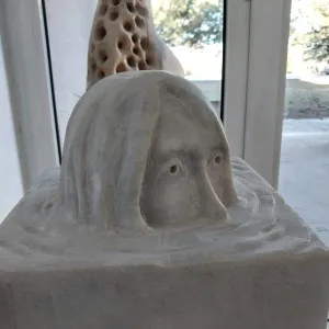 ASLIHAN TİRYAKİ tarafından 2023 yılında 53x47x35 cm ölçülerinde Taş Yontu tekniği ile yapılmıştır.