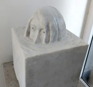 ASLIHAN TİRYAKİ tarafından 2023 yılında 53x47x35 cm ölçülerinde Taş Yontu tekniği ile yapılmıştır.