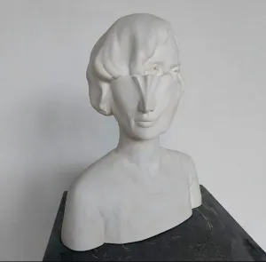 ASLIHAN TİRYAKİ tarafından 2023 yılında 44x24x47 cm ölçülerinde Alçı tekniği ile yapılmıştır.