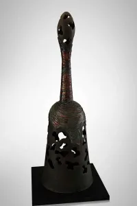 BETÜL DEMİR tarafından 30x30x70 cm ölçülerinde Kalıpla ve elle şekillendirme, Raku pişirimi, tekniği ile yapılmıştır.