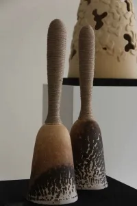 BETÜL DEMİR tarafından 10x35 cm ölçülerinde Kalıpla ve elle şekillendirme, renkli bünye, Obvara pişirimi tekniği ile yapılmıştır.