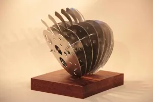 CEMİL GÜÇ tarafından 2013 yılında 29x27x24 cm ölçülerinde Paslanmaz Çelik+Ahşap tekniği ile yapılmıştır.