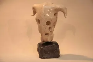 CEMİL GÜÇ tarafından 2004 yılında 31x23x15 cm ölçülerinde Bazalt Taşı+Kompozit tekniği ile yapılmıştır.