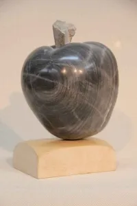 CEMİL GÜÇ tarafından 2013 yılında 24x15x15 cm ölçülerinde İzmir Mermeri tekniği ile yapılmıştır.