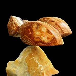 ÇIDAM MELEK tarafından 2012 yılında 35x29x25 cm ölçülerinde Onyx tekniği ile yapılmıştır.