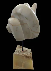 ÇIDAM MELEK tarafından 2013 yılında 30x40x80 cm ölçülerinde Afyon Mermeri tekniği ile yapılmıştır.