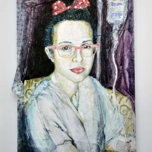 DENİZ ONUR ERMAN tarafından 2020 yılında 35x50 cm ölçülerinde Ahşap panel üzeri ameliyat önlüğü ve karışık boyar malzeme tekniği ile yapılmıştır.