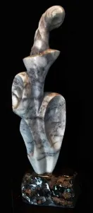 DİNÇER GÜNGÖRÜR tarafından 2013 yılında 52x14x10 cm ölçülerinde Bilecik mermeri tekniği ile yapılmıştır.