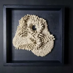 ELİF NURAN YAŞAROL tarafından 2023 yılında 26x26x8 cm ölçülerinde Seramik, Elle Şekillendirme tekniği ile yapılmıştır.