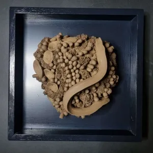 ELİF NURAN YAŞAROL tarafından 2025 yılında 26x26x8 cm ölçülerinde Seramik, Elle Şekillendirme tekniği ile yapılmıştır.