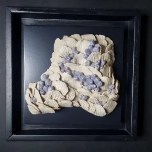 ELİF NURAN YAŞAROL tarafından 2025 yılında 26x26x8 cm ölçülerinde Seramik, Elle Şekillendirme tekniği ile yapılmıştır.