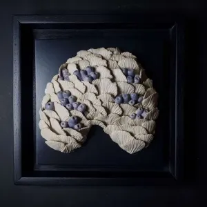 ELİF NURAN YAŞAROL tarafından 2025 yılında 26x26x8 cm ölçülerinde Seramik, Elle Şekillendirme tekniği ile yapılmıştır.