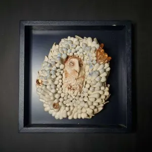 ELİF NURAN YAŞAROL tarafından 2025 yılında 26x26x8 cm ölçülerinde Seramik, Elle Şekillendirme tekniği ile yapılmıştır.