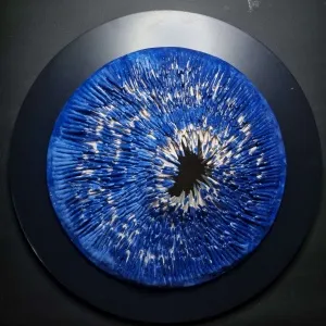 ELİF NURAN YAŞAROL tarafından 2025 yılında 46x46 cm ölçülerinde Seramik, Elle Şekillendirme tekniği ile yapılmıştır.