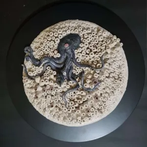 ELİF NURAN YAŞAROL tarafından 2025 yılında 46x46 cm ölçülerinde Seramik, Elle Şekillendirme tekniği ile yapılmıştır.