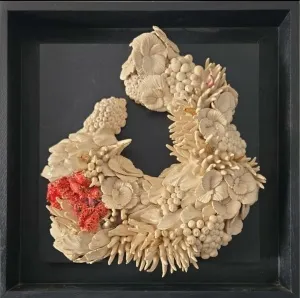 ELİF NURAN YAŞAROL tarafından 2024 yılında 36x36x8 cm ölçülerinde Seramik, Elle Şekillendirme tekniği ile yapılmıştır.