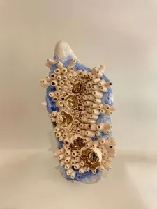 ELİF NURAN YAŞAROL tarafından 2025 yılında 35x12,5x14 cm ölçülerinde Seramik, Elle Şekillendirme tekniği ile yapılmıştır.