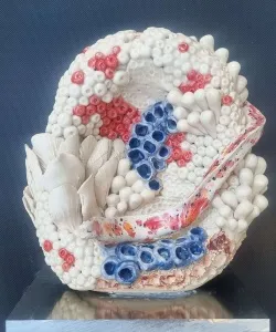 ELİF NURAN YAŞAROL tarafından 2025 yılında 25x20x15 cm ölçülerinde Seramik, Elle Şekillendirme tekniği ile yapılmıştır.