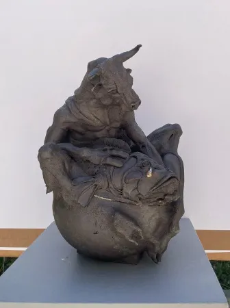 BUĞRA ÖZER tarafından 2025 yılında 40x31x32 cm ölçülerinde Stoneware çamur, elle şekillendirme 1245°c tekniği ile yapılmıştır.