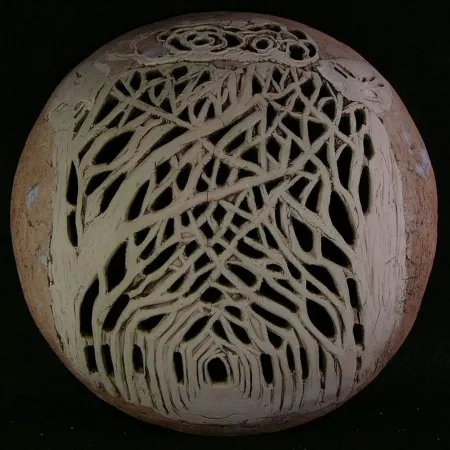 MİNE POYRAZ tarafından 2025 yılında 28x28x12 cm ölçülerinde Seramik Ajur tekniği ile yapılmıştır.