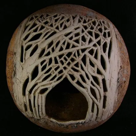 MİNE POYRAZ tarafından 2025 yılında 28x28x12 cm ölçülerinde Seramik Ajur tekniği ile yapılmıştır.