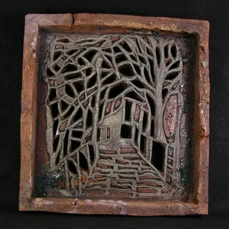 MİNE POYRAZ tarafından 2025 yılında 28x28x12 cm ölçülerinde Seramik Ajur tekniği ile yapılmıştır.