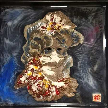 ORÇUN İLTER tarafından 2025 yılında 40x40 cm ölçülerinde Stoneware, Serbest elle şekillendirme, 1200 °C tekniği ile yapılmıştır.