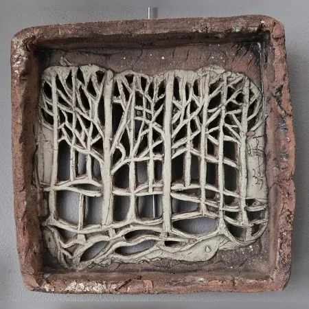 MİNE POYRAZ tarafından 2025 yılında  31x31x5  cm ölçülerinde  Seramik ajur  tekniği ile yapılmıştır.