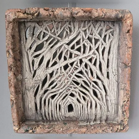 MİNE POYRAZ tarafından 2025 yılında  31x31x5  cm ölçülerinde  Seramik ajur  tekniği ile yapılmıştır.